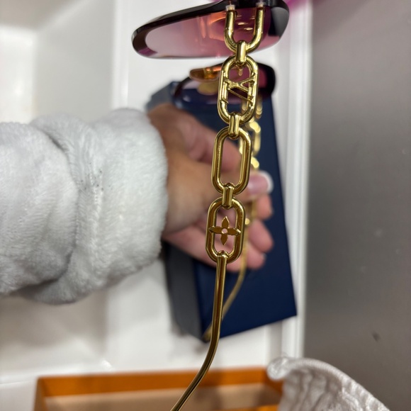 COPY - LV Jewel Square Sunglasses - Picture 7 of 9